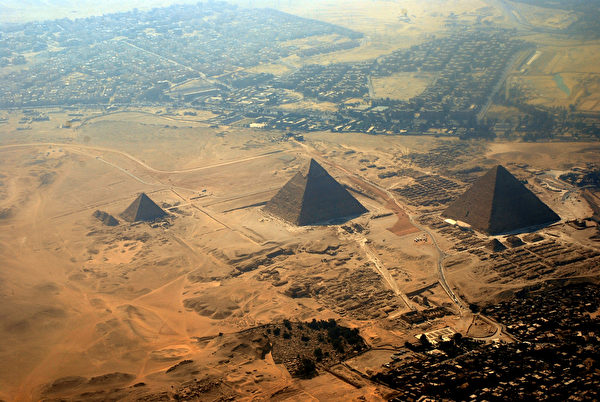 Ba đại Kim tự tháp nhìn từ trên cao