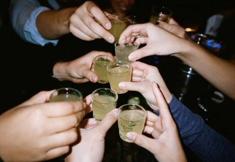 Nghiên cứu: 3 giai đoạn uống rượu tai hại nhất trong cuộc đời của bạn