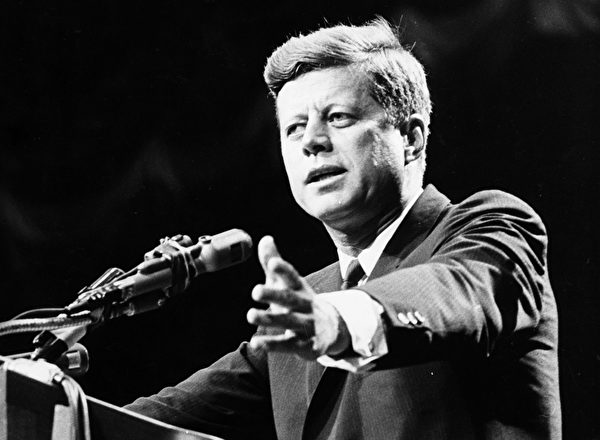 Cựu tổng thống Hoa Kỳ Kennedy năm 1962.(Central Press/Getty Images)