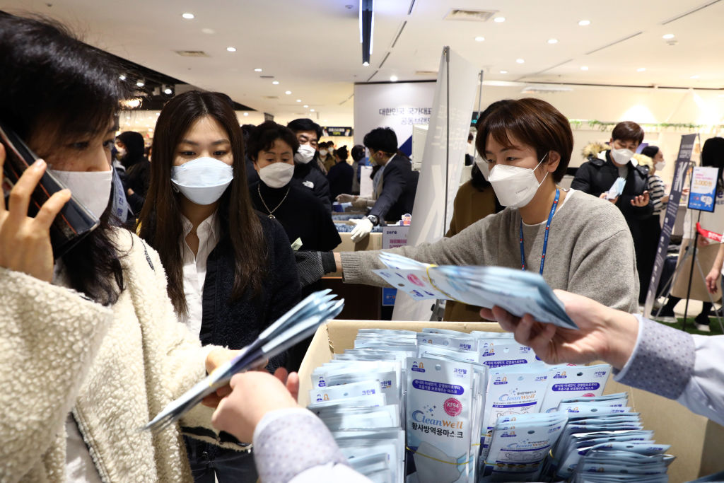 Người dân Hàn Quốc mua khẩu trang tại siêu thị ngày 28/2/2020.