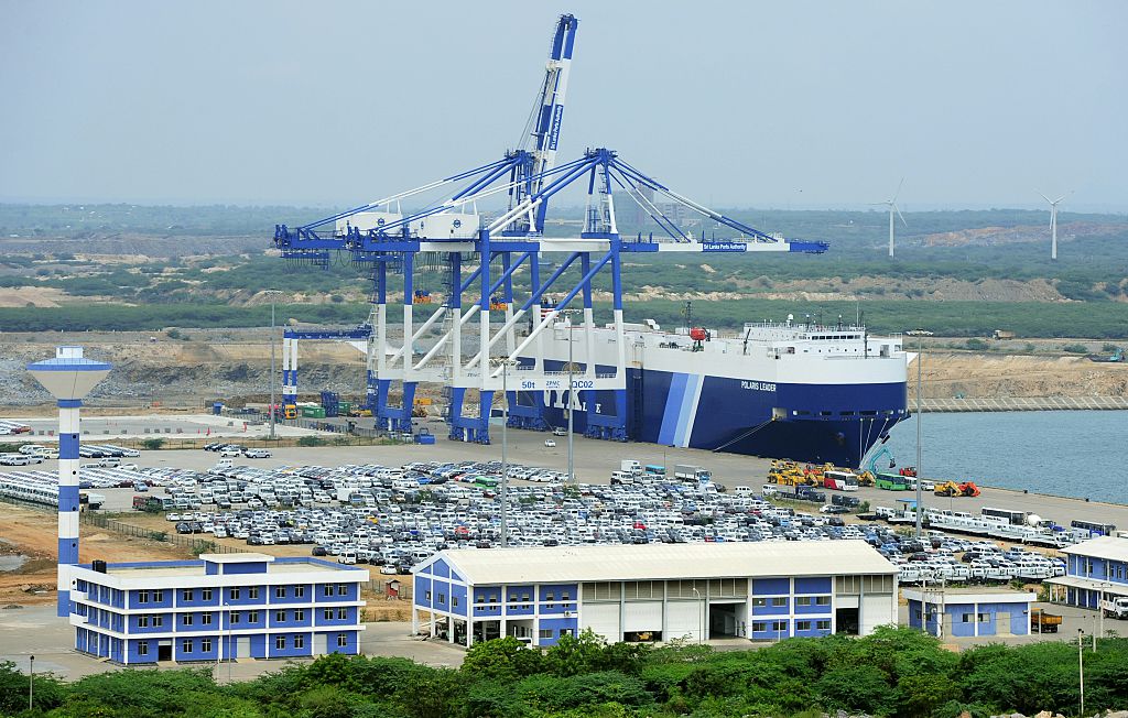 Bằng cách thông qua các khoản cho vay rộng lớn, nhiều nước đã trở thành con nợ của Trung Quốc và thậm chí “mất đứt” một phần chủ quyền quốc gia. Ảnh: Sri Lanka nhượng chủ quyền 99 năm cảng Hambantota cho Trung Quốc.