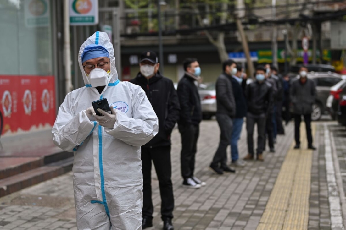 Người dân chờ đợi để được tiến hành xét nghiệm virus Corona Vũ Hán ở Vũ Hán, thủ phủ tỉnh Hồ Bắc, Trung Quốc vào ngày 30/3/2020. (HECTOR RETAMAL / AFP qua Getty Images)