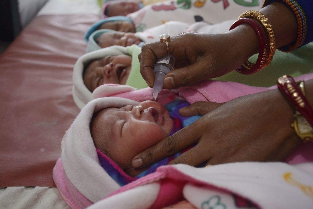 Từ năm 2000 - 2017, chiến dịch tiêm chủng vaccine của Bill Gates đã khiến 496.000 trẻ em ở Ấn Độ bị bại liệt. Năm 2017, WHO buộc phải thừa nhận tỷ lệ bại liệt gia tăng trên toàn cầu chủ yếu từ chiến dịch tiêm chủng vaccine. (Ảnh: Getty)