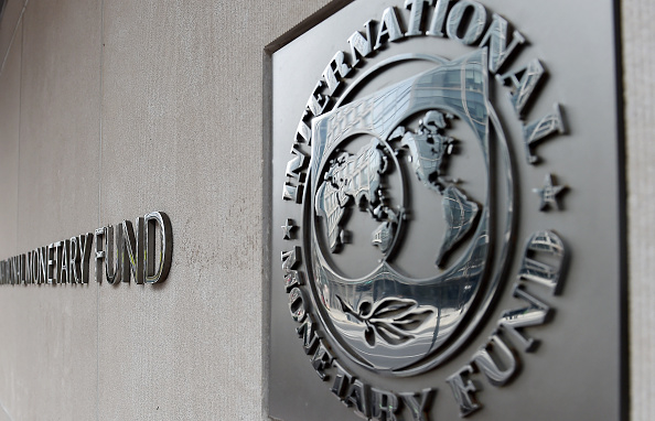 Logo IMF bên ngoài tòa nhà của Quỹ Tiền tệ Quốc tế vào ngày 27 tháng 3 năm 2020 tại Washington, DC. (Ảnh: Getty)