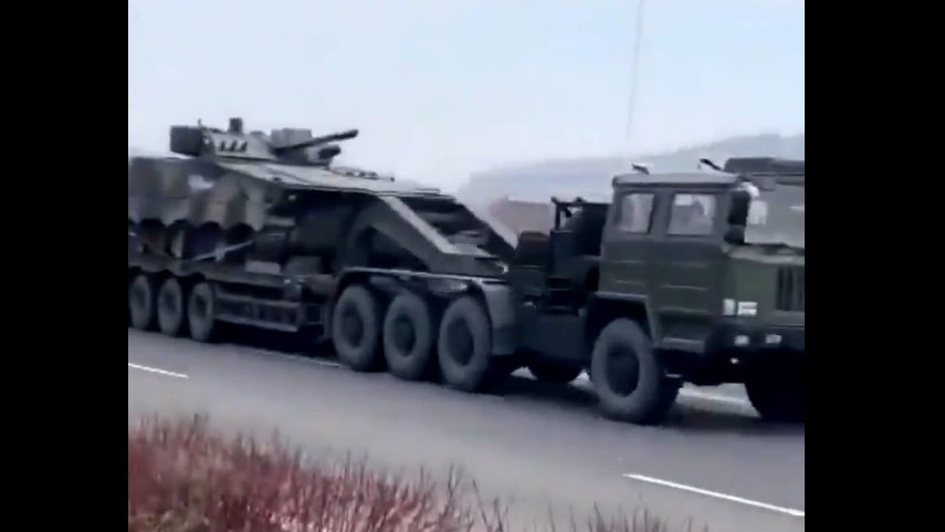 Trung Quốc phái xe bọc thép và xe tăng dài hàng km tới biên giới Trung-Triều