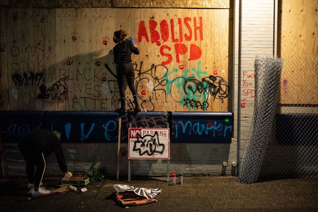 Mọi cơ sở kinh doanh và tài sản bên trong khu CHAZ đều bị phá hoại bằng hình vẽ graffiti (hình phun sơn trên tường). (Getty