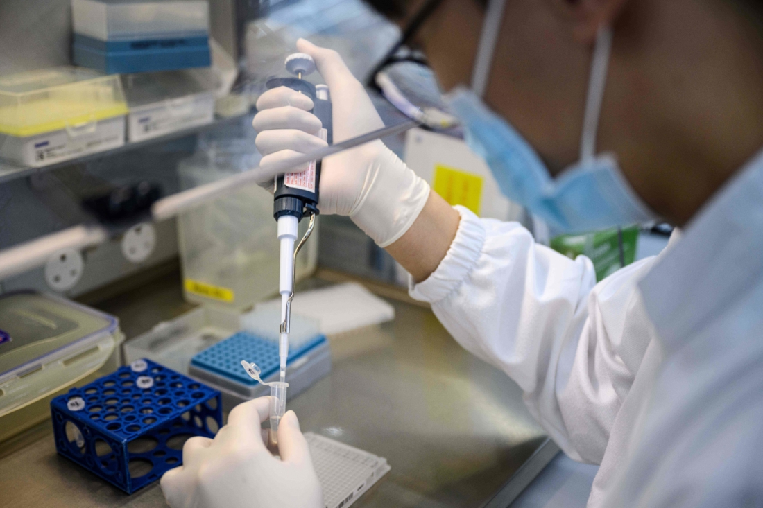 Một nhân viên xử lý một mẫu xét nghiệm tại phòng thí nghiệm công nghệ sinh học mới Prenetic / Circle DNA Hong Kong, ngày 5/6/2020. (Ảnh của ANTHONY WALLACE / AFP qua Getty Images)