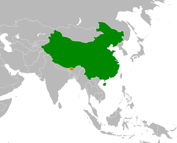 Bhutan là quốc gia nhỏ nằm giữa Ấn Độ và Trung Quốc, với diện tích chỉ bằng 1/10 Việt Nam, lại là quốc gia nằm trên con đường tơ lụa cổ đại nối liền Trung Quốc với Ấn Độ.