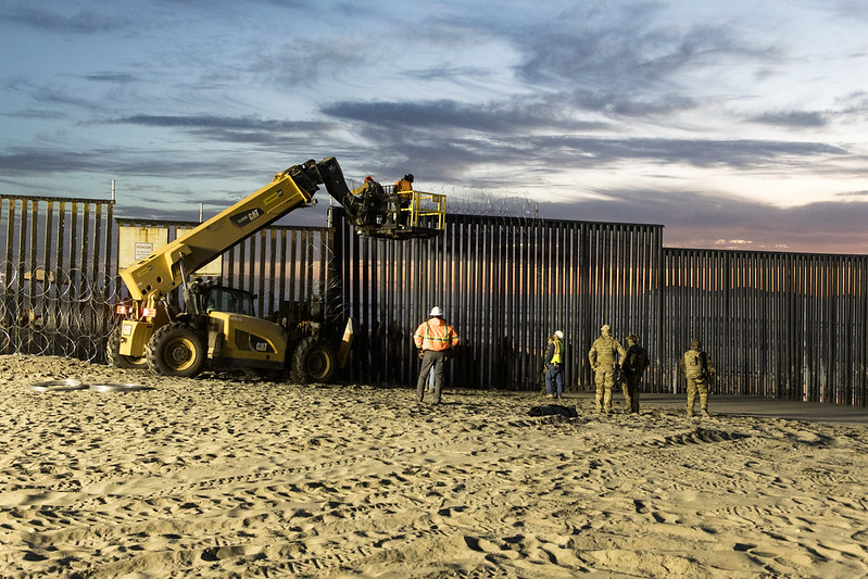 Kế hoạch xây bức tường biên giới của Trump, dưới sự ngăn cản của Đảng Dân chủ, và mỗi bước đều có những thách thức pháp lý, nhưng nó vẫn được xây dựng 215 dặm.