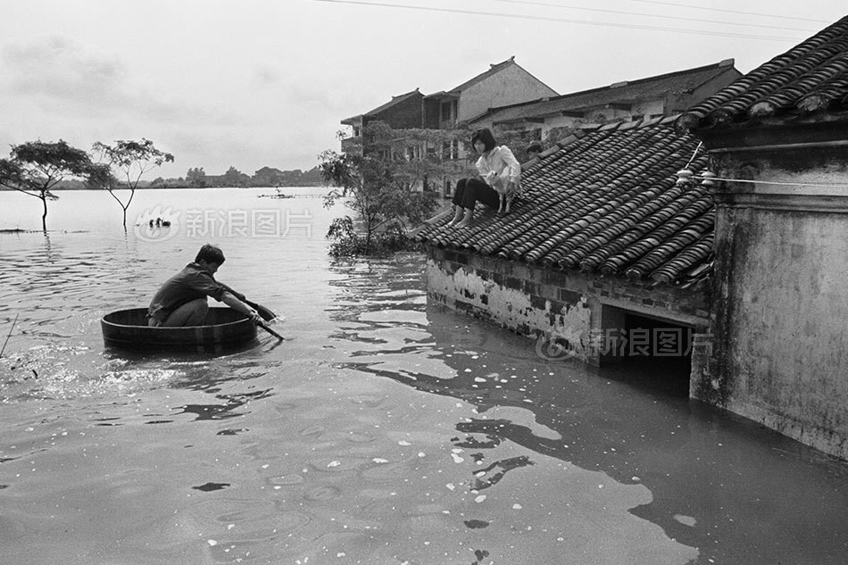 hơn ba triệu người bị lũ lụt bao vây, một số bị mắc kẹt trên mái nhà và cây cối đã hai ba ngày