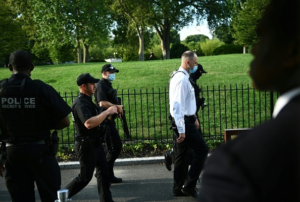 Lực lượng mật vụ Mỹ xuất hiện bên ngoài Nhà Trắng sau khi xảy ra sự cố sáng 10/8. (Ảnh: BRENDAN SMIALOWSKI/AFP via Getty Images)