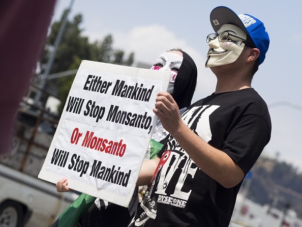Các nhà hoạt động tham gia cuộc tuần hành chống lại gã khổng lồ hóa chất nông nghiệp Hoa Kỳ Monsanto và các sản phẩm thực phẩm GMO với thông điệp 