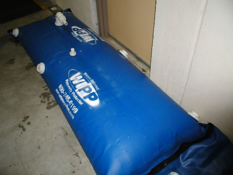 Sử dụng phao chắn nước WIPP để chống ngập lụt tại lối vào một ngôi nhà. 