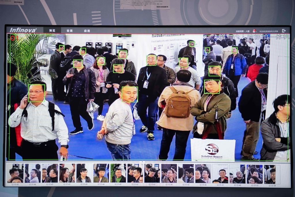 Một màn hình cho thấy khách tham quan được quay bởi camera an ninh AI (trí tuệ nhân tạo) với công nghệ nhận dạng khuôn mặt tại Triển lãm Quốc tế Trung Quốc lần thứ 14 về An ninh và An toàn Công cộng tại Trung tâm Triển lãm Quốc tế Trung Quốc ở Bắc Kinh vào ngày 24 tháng 10 năm 2018. (Ảnh của NICOLAS ASFOURI / AFP qua Getty Images)