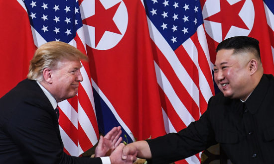 Tổng thống Mỹ Donald Trump bắt tay nhà lãnh đạo Triều Tiên Kim Jong Un sau cuộc gặp tại khách sạn Sofitel Legend Metropole ở Hà Nội vào ngày 27 tháng 2 năm 2019. (Ảnh: SAUL LOEB / AFP qua Getty Images)