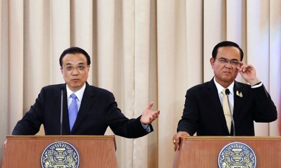 Thủ tướng Trung Quốc Lý Khắc Cường phát biểu bên cạnh Thủ tướng Thái Lan Prayut Chan-O-Cha trong cuộc họp báo tại Tòa nhà Chính phủ ở Bangkok vào ngày 5 tháng 11 năm 2019 (Ảnh của RUNGROJ YONGRIT / POOL / AFP qua Getty Images)