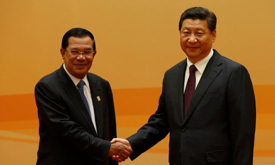 Chủ tịch Trung Quốc Tập Cận Bình bắt tay Thủ tướng Campuchia Hun Sen trước Đối thoại Tăng cường Quan hệ Đối tác Kết nối tại Nhà khách Nhà nước Diaoyutai vào ngày 8 tháng 11 năm 2014 ở Bắc Kinh, Trung Quốc. (Ảnh của Kim Kyung-Hoon - Pool / Getty Images)
