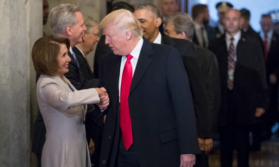Tổng thống Donald Trump chào đón Lãnh đạo thiểu số Hạ viện Nancy Pelosi khi bà đến dự lễ nhậm chức của ông Trump tại Điện Capitol vào ngày 20 tháng 1 năm 2017 tại Washington, DC (Ảnh của J. Scott Applewhite - Pool / Getty Images)