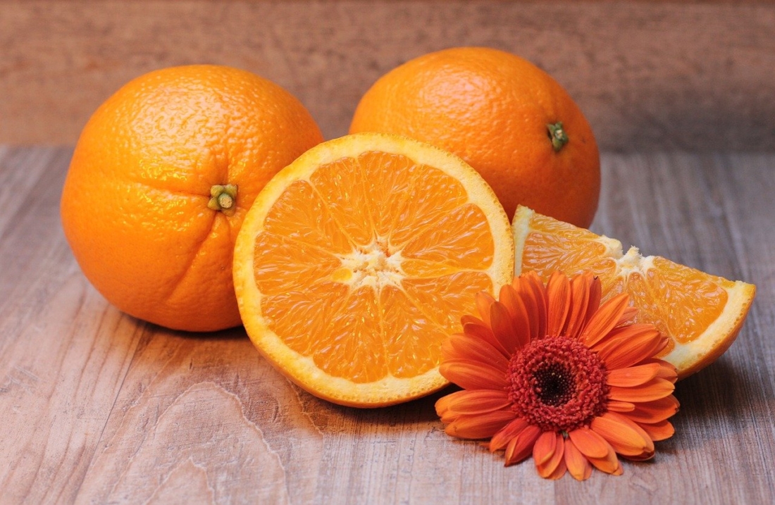 Vitamin C có trong cam là một chất chống oxy hóa mạnh, giúp chống lại tác hại của ánh nắng Mặt trời. (Ảnh: Pixabay)