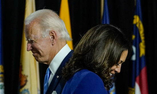 Ứng cử viên tổng thống của đảng Dân chủ Joe Biden và Thượng nghị sĩ Kamala Harris (D-CA) lên sân khấu để phát biểu tại Trường trung học Alexis Dupont vào ngày 12 tháng 8 năm 2020 ở Wilmington, Delaware (Ảnh của Drew Angerer / Getty Images)
