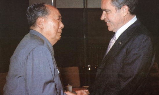 Lãnh tụ Cộng sản Trung Quốc Mao Trạch Đông đón Tổng thống Hoa Kỳ Richard Nixon, tại nhà của ông ở Bắc Kinh. Tổng thống Nixon kêu gọi Trung Quốc tham gia cùng Hoa Kỳ trong một "cuộc tuần hành dài hơi cùng nhau" trên những con đường khác nhau dẫn đến hòa bình thế giới. (Ảnh: AFP qua Getty Images)
