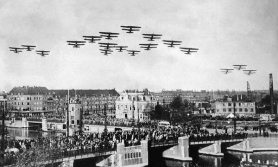 Ảnh chụp trong Thế chiến thứ II về máy bay bay trên một thành phố của Hà Lan. (Ảnh: AFP qua Getty Images)