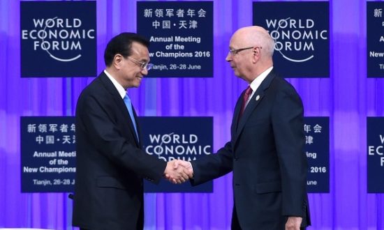 Người sáng lập và chủ tịch điều hành của WEF Klaus Schwab bắt tay với Thủ tướng Trung Quốc Lý Khắc Cường trong Diễn đàn Kinh tế Thế giới vào ngày 27 tháng 6 năm 2016 tại Thiên Tân, Trung Quốc. Cuộc họp hàng năm của Diễn đàn Kinh tế Thế giới quy tụ các nhà lãnh đạo kinh doanh, kinh tế và chính trị và các cựu quan chức. (Ảnh của Wang Zhao - Pool / Getty Images)