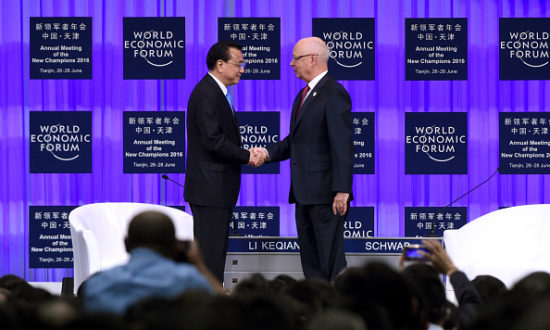 Người sáng lập và chủ tịch điều hành của WEF Klaus Schwab bắt tay với Thủ tướng Trung Quốc Lý Khắc Cường trong WEF vào ngày 27 tháng 6 năm 2016 tại Thiên Tân, Trung Quốc (Ảnh của Wang Zhao - Pool / Getty Images)