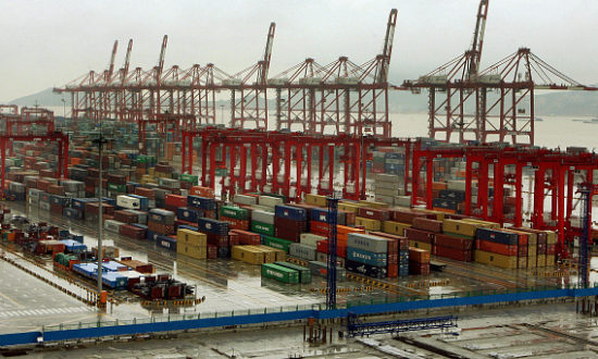 Cảng nước sâu Dương Sơn. Ước tính khoảng 19,3 tỷ USD hàng hóa xuất khẩu đã bị ảnh hưởng kể từ khi Trung Quốc bắt đầu áp dụng một loạt lệnh trừng phạt thương mại đối với Úc khi quan hệ ngoại giao trở nên xấu đi. Ảnh: MARK RALSTON / AFP / Getty Images
