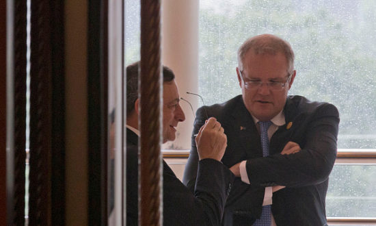 Bất chấp thái độ "bắt nạt" của Trung Quốc, Thủ tướng Morrison tuyên bố rằng Úc sẽ đứng lên vì các giá trị của mình và không khuất phục trước áp lực kinh tế (Ảnh của Ng Han Guan-Pool / Getty Images)