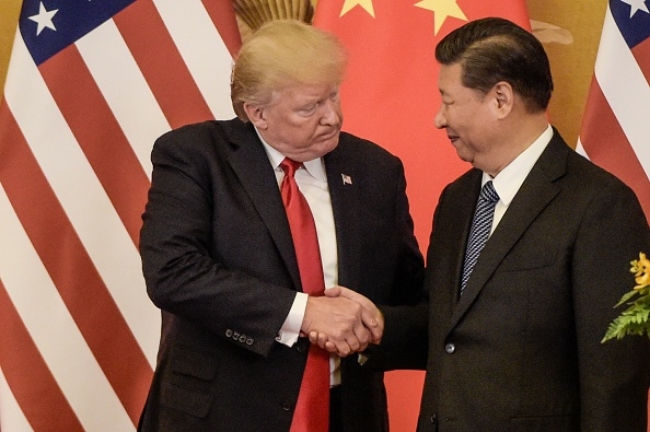 Tổng thống Hoa Kỳ Donald Trump bắt tay Chủ tịch Trung Quốc Tập Cận Bình khi kết thúc cuộc họp báo tại Đại lễ đường Nhân dân ở Bắc Kinh vào ngày 9 tháng 11 năm 2017 (Ảnh: FRED DUFOUR / AFP qua Getty Images)