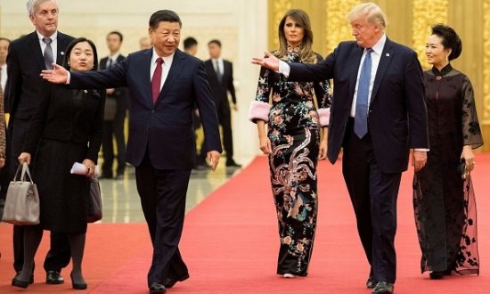 Tổng thống Hoa Kỳ Donald Trump và Chủ tịch Trung Quốc Tập Cận Bình, cùng Đệ nhất phu nhân Hoa Kỳ Melania Trump và vợ của ông Tập Cận Bình tại Đại lễ đường Nhân dân ở Bắc Kinh, ngày 9 tháng 11 năm 2017 (Ảnh: IM WATSON / AFP qua Getty Images)