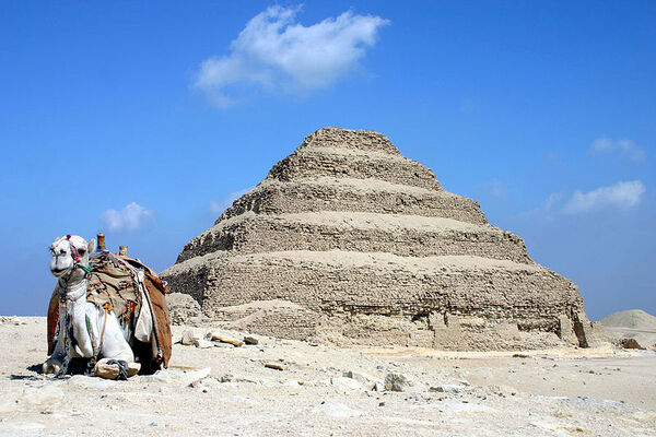 Kim tự tháp Djoser được xây dựng bằng các tảng đá khối cỡ lớn bên trên một thế giới ngầm khổng lồ ở Ai Cập. 
