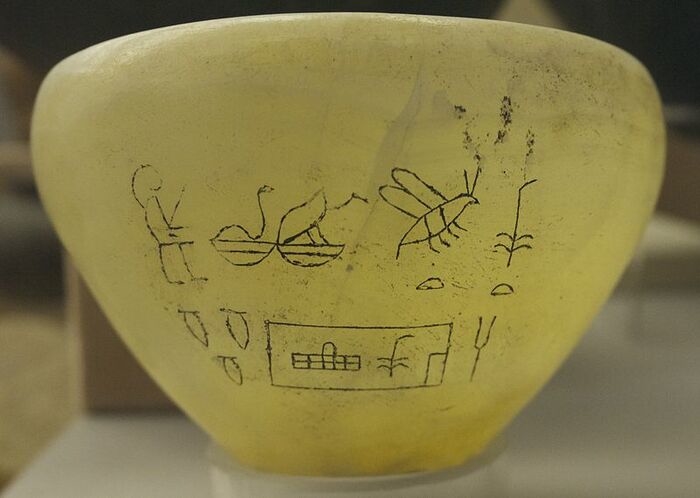 Chiếc bình thạch cao tuyết hoa của Semerkhet là một trong hơn 40.000 chiếc bình được tìm thấy tại thế giới ngầm bên dưới kim tự tháp Djoser, hiện vật tại Bảo tàng khảo cổ học quốc gia (Pháp). 