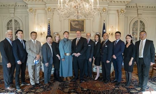 Chiều ngày 3/12, Ngoại trưởng Hoa Kỳ Mike Pompeo đã gặp đại diện của một số đoàn thể bị Đảng Cộng sản Trung Quốc (ĐCSTQ) đàn áp nghiêm trọng. Người tham dự cuộc họp gồm (từ trái sang phải): (1) Trợ lý Ngoại trưởng Mỹ về Nhân quyền Robert Destro, (2) ông Gani Stambekov - đại diện của Kazakhstan, (3) ông Tenzin Sampho - đại diện người Tây Tạng, (4) Thư ký điều hành của CPDC Dede Laugesen, (5) bà Sugariab Hotala và (6) ông Enghebatu Togochog - đại diện cho Nam Mông Cổ, (7) Ngoại trưởng Pompeo, (8) Phó chủ tịch của CPDC Frank Gaffney, (9) bà Joyce Mag Ho - đại diện người Hong Kong, (10) ông Lâm Hiểu Húc - đại diện học viên Pháp Luân Công, (11) ông Se Hong Kim - trưởng dự án Captive Nations, (12) bà Kalbinur Gheni - đại diện người Tân Cương, (13) ông Miles Yu thuộc Văn phòng Chính sách Bộ Ngoại giao Mỹ. (Ảnh do học viên Pháp Luân Công Lâm Hiểu Húc cung cấp)