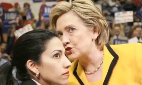 Hallary Clinton và thân tín của mình (Ảnh chụp từ video)
