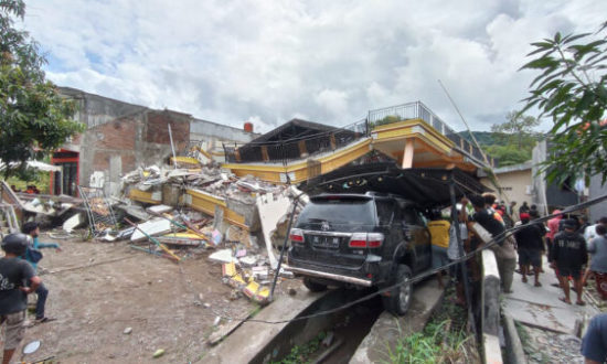 Ngày 15/1, tại đảo Sulawesi, Indonesia đã xảy ra một trận động đất mạnh 6,2 độ Richter. Lực lượng cứu hộ đang tìm kiếm những người sống sót trong một tòa nhà bị sập ở thành phố Mamuju, tỉnh Tây Sulawesi. (MAWARDI / AFP qua Getty Images).