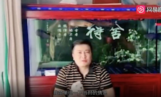 Một người đàn ông ở Thạch Gia Trang đã phát trực tiếp quá trình hấp cá rồng cảnh. (Ảnh chụp màn hình video)