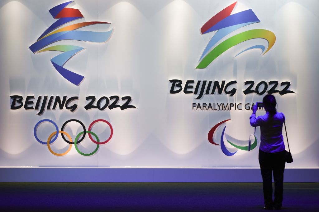 Một du khách chụp ảnh logo của Thế vận hội Olympic và Paralympic mùa đông Bắc Kinh 2022 trong Hội chợ triển lãm Olympic Bắc Kinh ngày 8/8/2018. (Wang Zhao / AFP qua Getty Images)