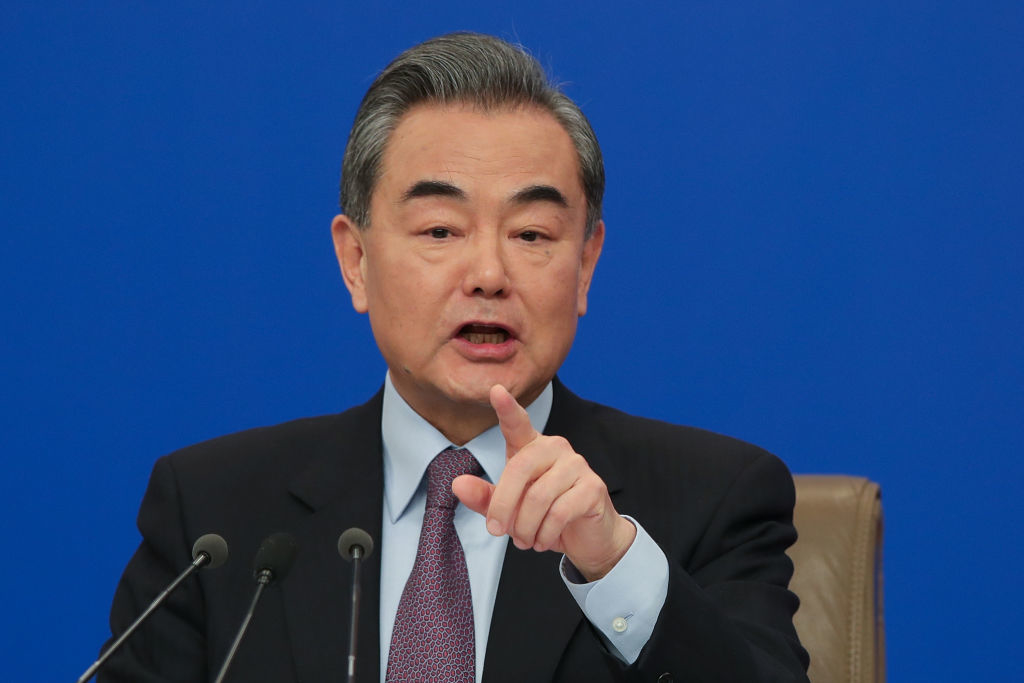 Tại cuộc họp báo của Lưỡng Hội hôm 7/3, Ngoại trưởng của Đảng Cộng sản Trung Quốc Vương Nghị phản hồi về cáo buộc vi phạm 