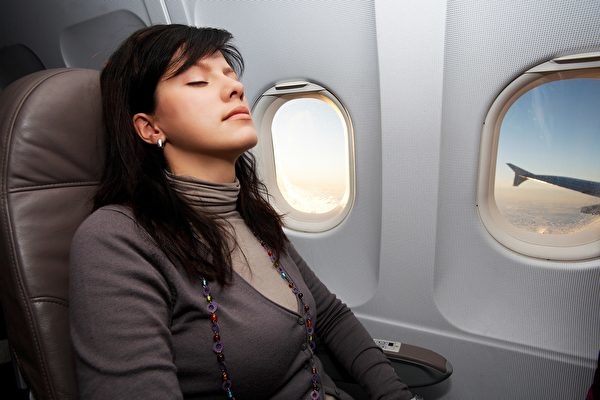 Tiếp viên hàng không kỳ cựu: Đừng bao giờ dựa đầu vào cửa sổ khi đi máy bay