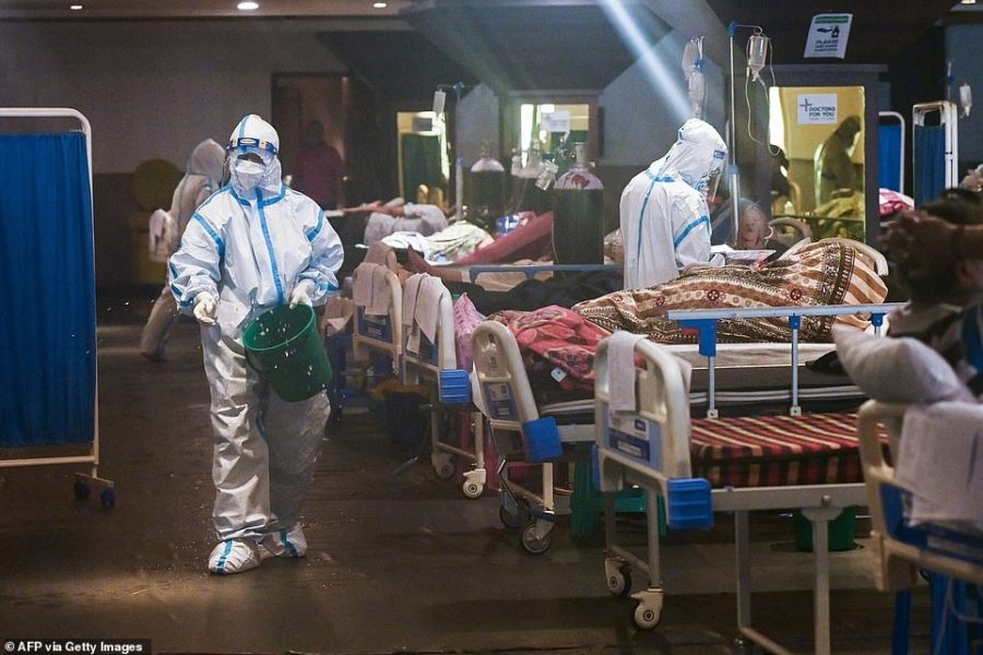 Các nhân viên y tế mặc trang phục bảo hộ cá nhân đang điều trị bệnh nhân bên trong một bệnh viện dã chiến ở thủ đô New Delhi. (Ảnh: Getty Images)