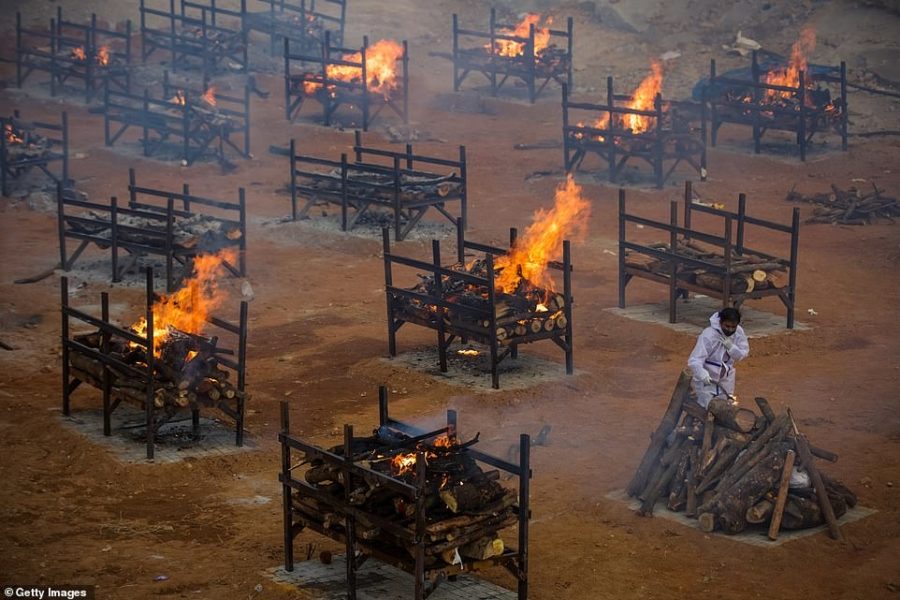 Một người đang thực hiện các nghi lễ cuối cùng cho người thân đã khuất do dịch Covid ở Ấn Độ. (Ảnh: Getty Images)