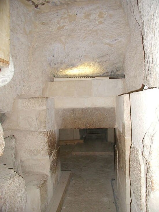 Phòng bên trong Kim tự tháp Menkaure. 
