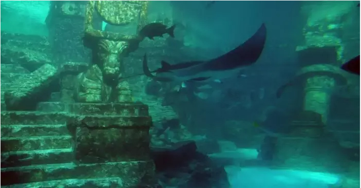 Các bức tường của Atlantis bao quanh được xây dựng bằng đá đỏ, trắng, đen, và được trang trí bằng kim loại quý. 