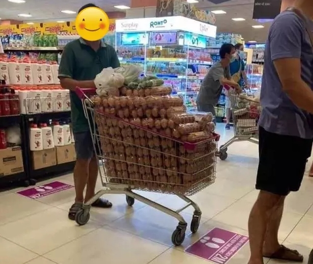 Giữa mùa dịch khan hiếm: Thực hư chuyện người đàn ông mua một xe trứng đầy trong siêu thị