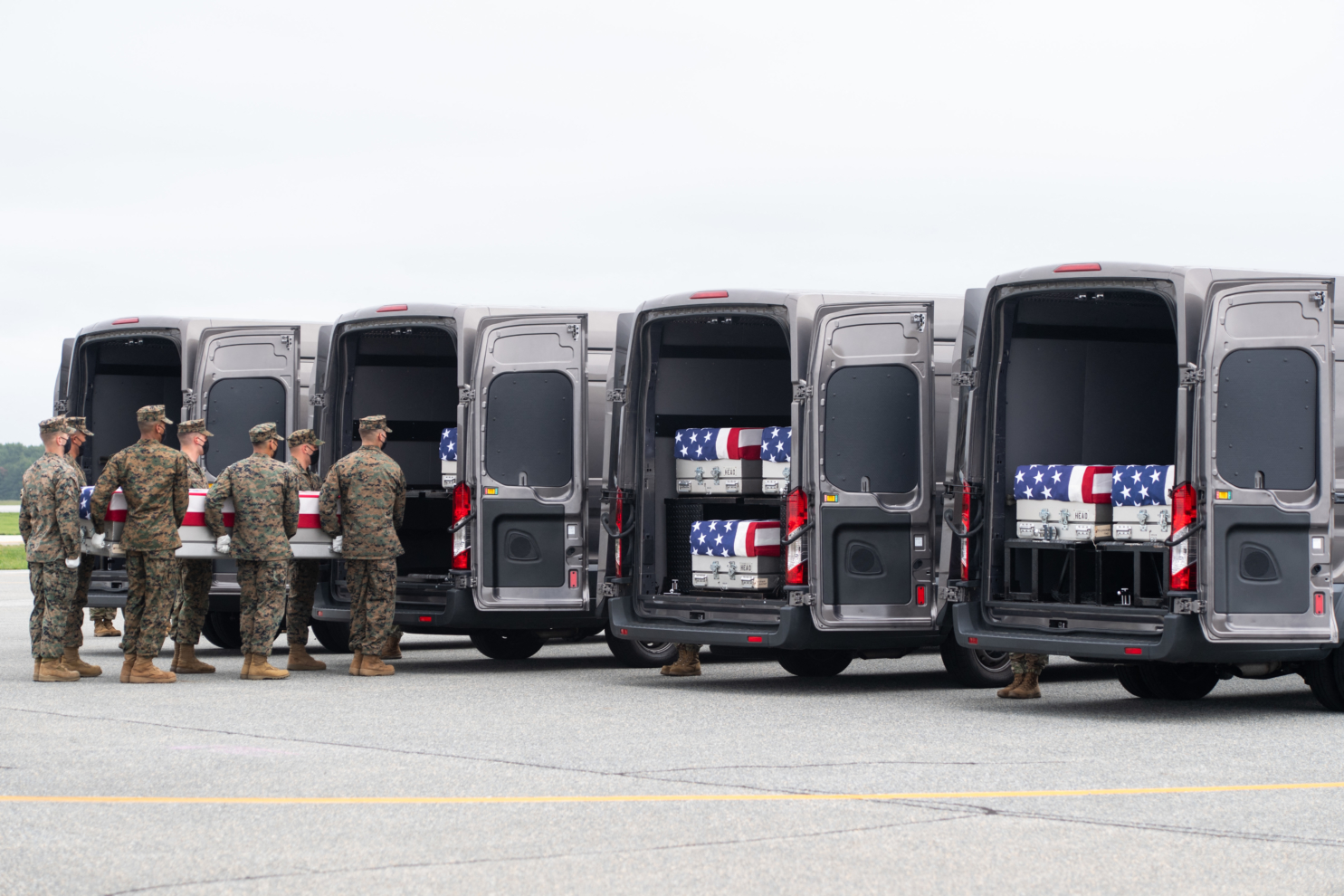 Hoa Kỳ đón thi thể của 13 binh sĩ Mỹ tử trận trong vụ khủng bố ở Kabul