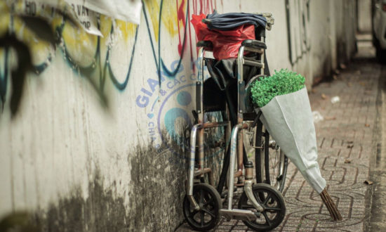 Hình ảnh chiếc xe lăn của ông Tài vẫn được để ở góc tường khiến người đi đường không khỏi xót xa (Ảnh: Facebook nhóm thiện nguyện “Giang Kim Cúc và các Cộng sự”)