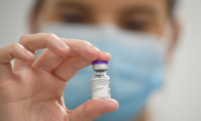 Các nhà nghiên cứu cảnh báo một số vaccine Covid-19 có thể làm tăng nguy cơ lây nhiễm HIV