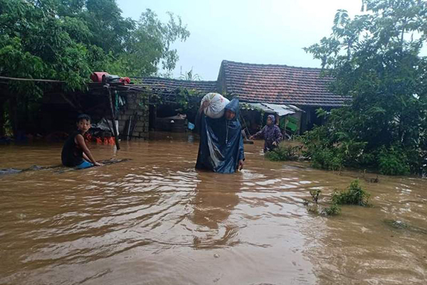 Mưa lớn ở Nghệ An: 1 người mất tích, gần 700 ngôi nhà bị ngập